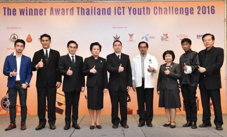 รัตนา ศรีเหรัญ (ที่สี่จากซ้าย) ผู้ช่วยเลข...