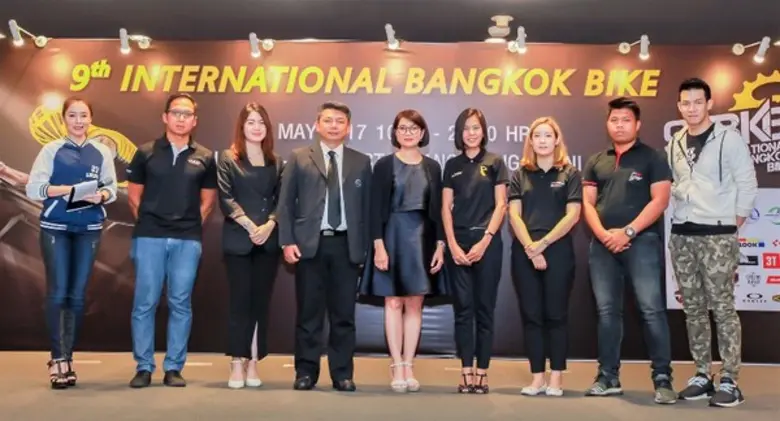 นางสาวบุษยา ประกอบทอง (กลาง) ผู้จัดการทั่...