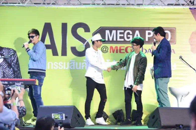 “ทอม-เป๊ก” จิ้นห้างแตก! ออกงานคู่กันครั้งแรกในมหกรรม “AIS MEGA PRO @ เมกาบางนา"