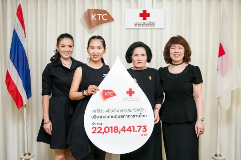 หม่อมราชวงศ์ปรียางค์ศรี วัฒนคุณ (กลางขวา)...