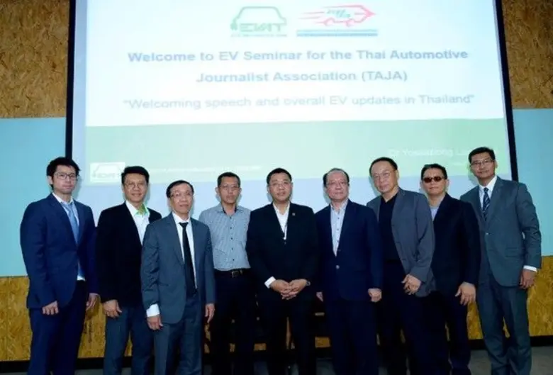 นายธนากร วงศ์วิเศษ (ที่ 2 จากซ้าย) รองประ...