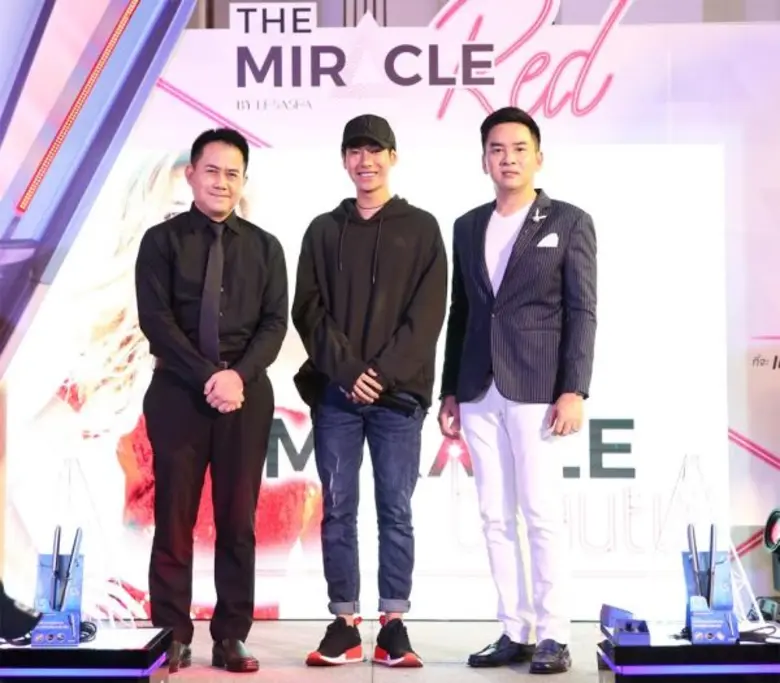 “เลอซาช่า” เอาใจแฟนคลับแบบสุดติ่ง คว้าเป๊ก-ผลิตโชค โชว์ปรากฏการณ์ห้างแตกอีกครั้ง ในงาน “Miracle Beauty”