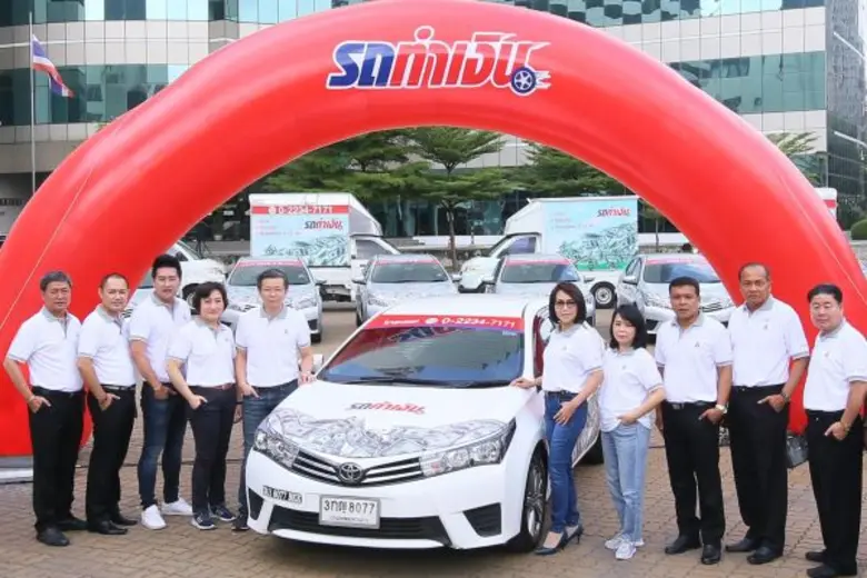 คุณนงลักษณ์ ลักษณะโภคิน (ที่ 5ขวา) กรรมกา...