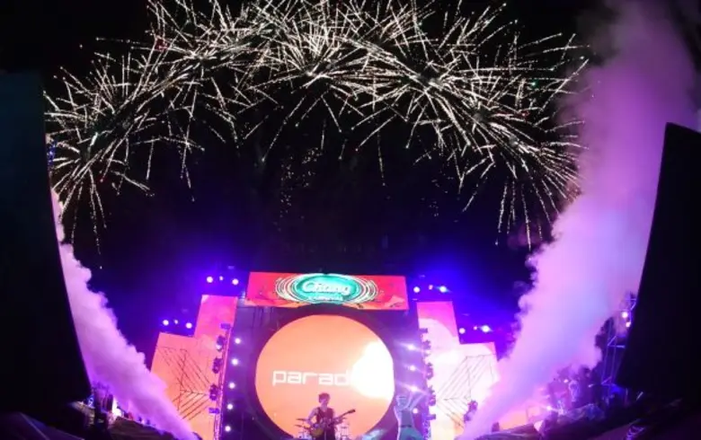 ช้าง คาร์นิวัล อิเล็กทริก เซอร์คัส 2017 แวะดับร้อนให้เพื่อนชาวชลบุรี สองหนุ่ม “แทค-เป้” กอดคอจัดเต็มความสนุกแบบใกล้ชิด