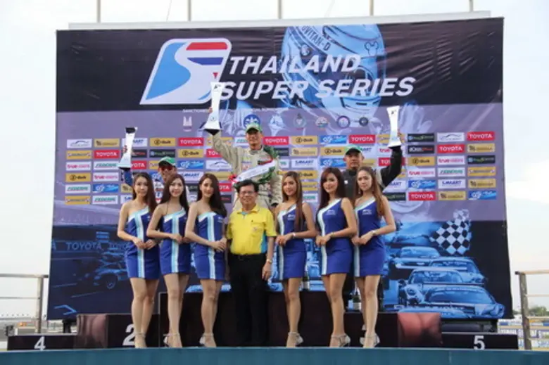 นายธวัชชัย บูรณะบัญญัติ (กลาง) ผู้อำนวยกา...