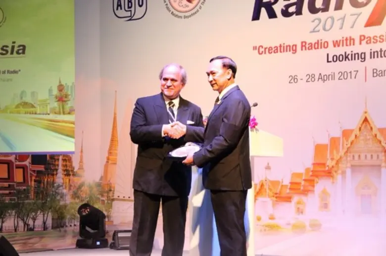 ออมสิน ชีวะพฤกษ์ รัฐมนตรีประจำสำนักนายกรั...