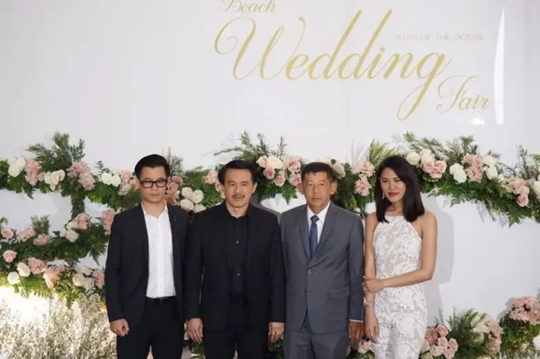 คุณสุรัตน์ เมฆะวรากุล (2 จากซ้าย )และผู้บ...