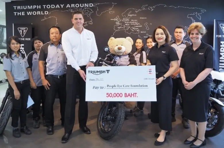 Mr. Carl Smith , ผู้อำนวยการฝ่ายปฏิบัติกา...