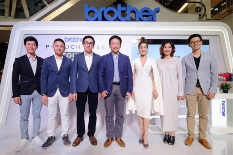 มร.โทโมยูกิ ฟูจิโมโตะ (กลาง) กรรมการผู้จั...