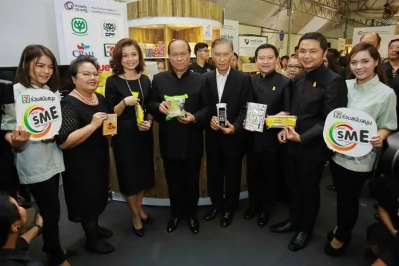 พลเอกอนุพงษ์ เผ่าจินดา (ที่4 จากซ้าย) รัฐมนตรีว่ากา...