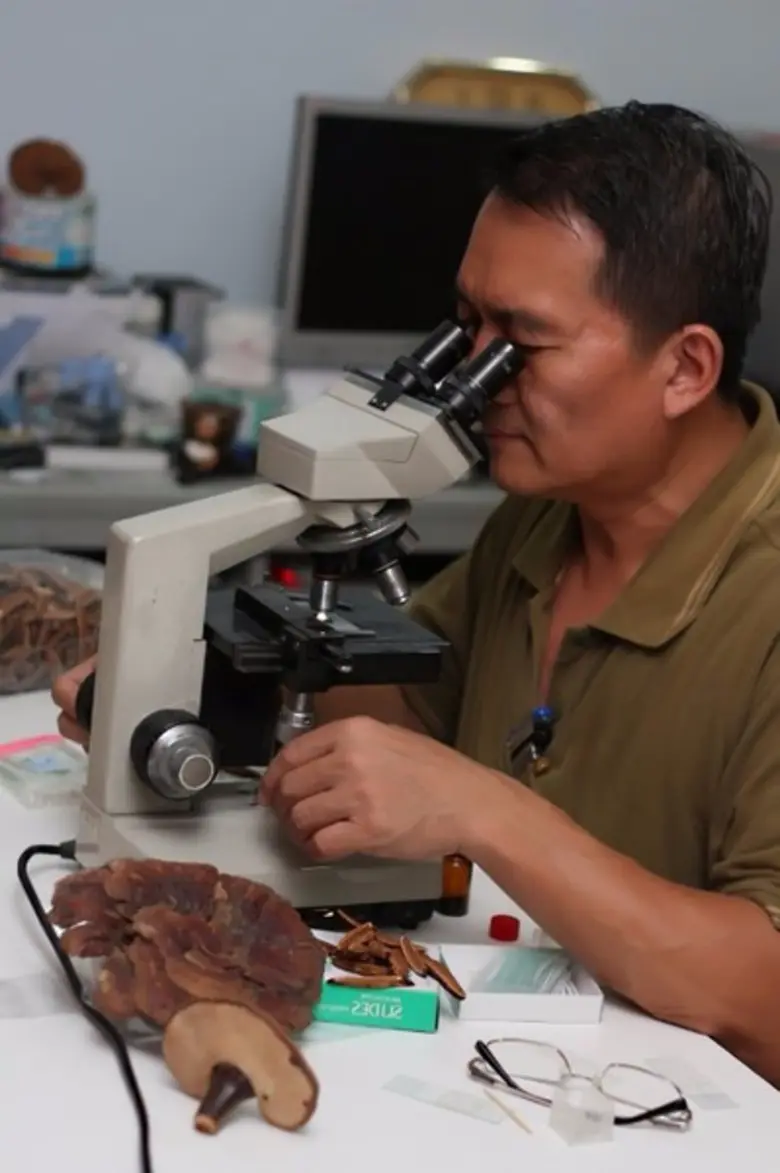 ต้นตำรับเห็ดหลินจือแดงชั้นเลิศ โดย นพ.สุรพล รักปทุม