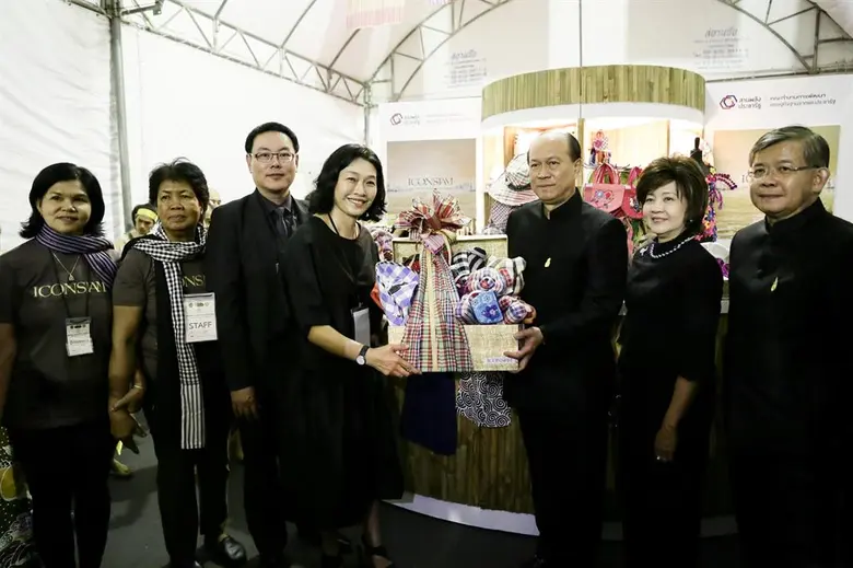 โครงการ "ไอคอนสยาม" ร่วมกับกรมพัฒนาชุมชน ...