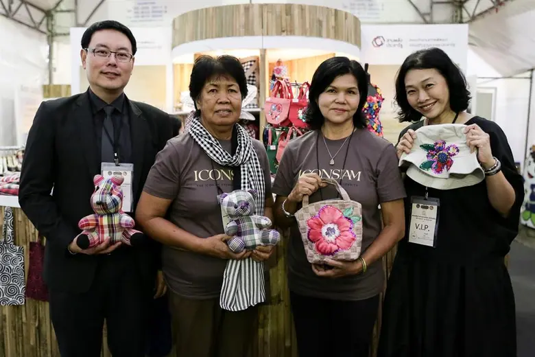 ไอคอนสยาม ร่วมสานพลังประชารัฐเพื่อพัฒนาเศรษฐกิจฐานราก สนับสนุนโอทอปคุณภาพเยี่ยม ในเขตคลองสาน ธนบุรี และบางกอกน้อย ในงาน ตลาดนัดสินค้าชุมชน “Thailand’s Best Local Product” ณ ตลาดคลองผดุงกรุงเกษม