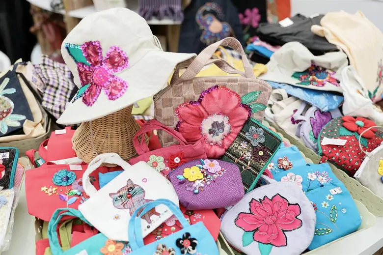 ไอคอนสยาม ร่วมสานพลังประชารัฐเพื่อพัฒนาเศรษฐกิจฐานราก สนับสนุนโอทอปคุณภาพเยี่ยม ในเขตคลองสาน ธนบุรี และบางกอกน้อย ในงาน ตลาดนัดสินค้าชุมชน “Thailand’s Best Local Product” ณ ตลาดคลองผดุงกรุงเกษม