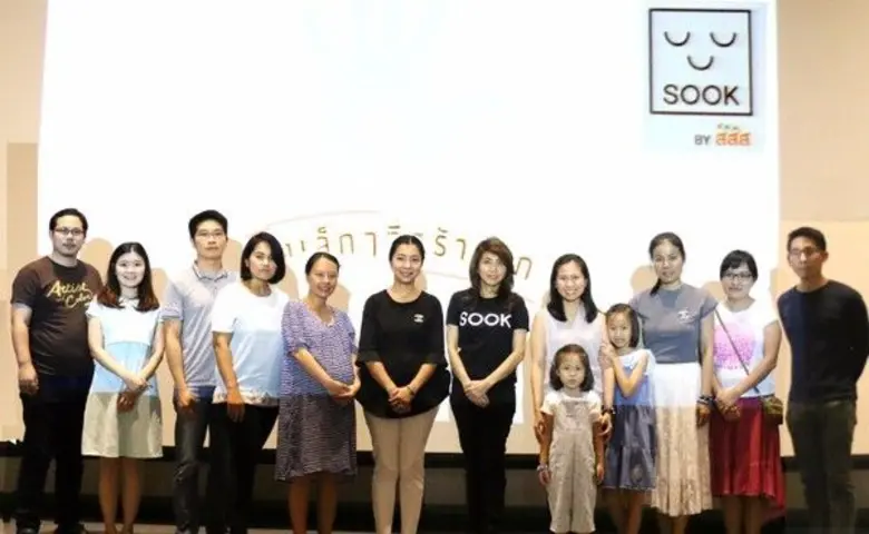 เบญจมาภรณ์ ลิมปิษเฐียร (ที่ 7 จากซ้าย) ผู...