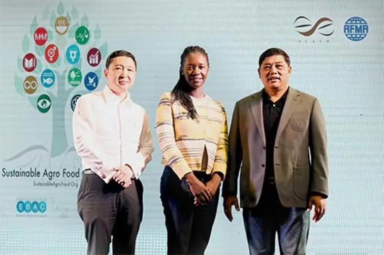 นายธิราช รุ่งเรืองกนกกุล (ที่ 1 จากซ้าย) ...