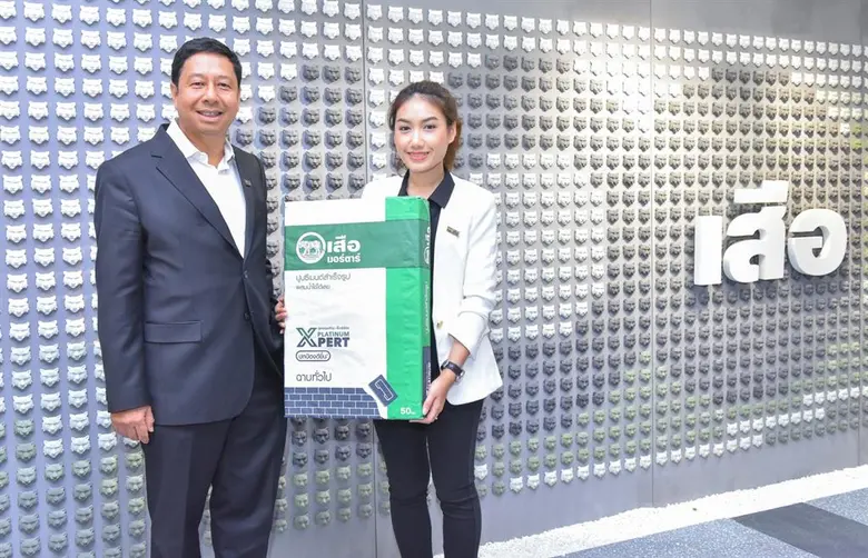 นายนิธิ ภัทรโชค (ซ้าย) ผู้ช่วยผู้จัดการให...