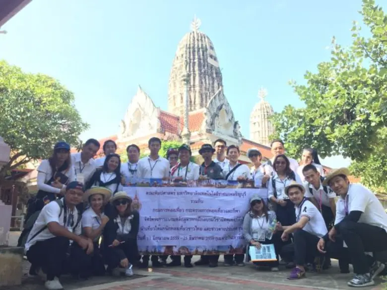 ผู้ช่วยศาสตราจารย์รุ่งฤดี อภิวัฒนศร คณบดี...