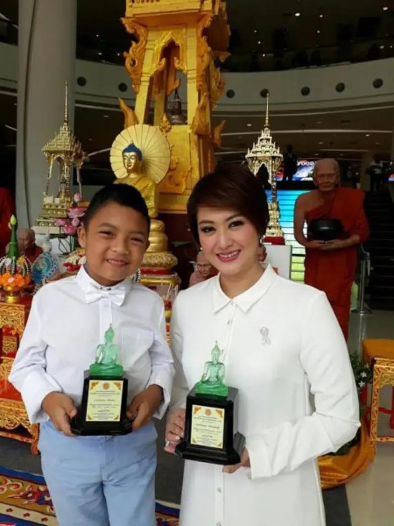 'เจ็ม ชมพูนุช – น้องภูมิ ไมค์ทองคำเด็ก’ ปลื้ม ได้รับรางวัลทูตพระพุทธศาสนาวิสาขบูชาโลก2560