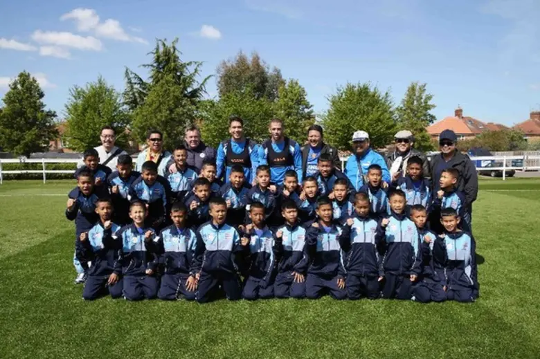 เคร็ก เช็กสเปียร์ (ที่ 3 จากซ้าย) ผู้จัดก...