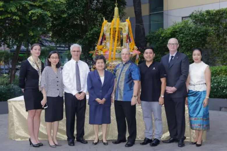 นิจพร จรณจิตต์ (ที่สี่จากซ้าย) ประธานบริษ...