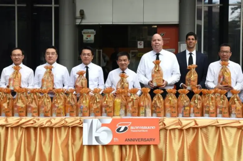 นายสมเจตน์ หมู่ศิริเลิศ (กลาง) ประธานเจ้าหน้าที่บริ...