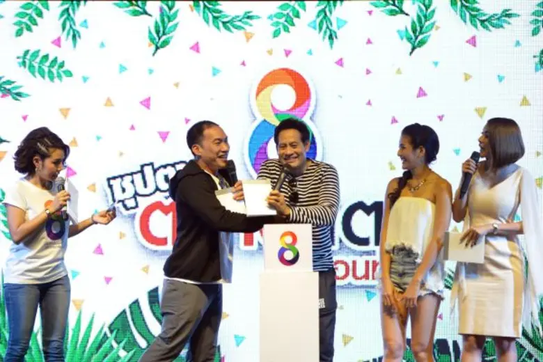 “ใบเตย อาร์สยาม” ปะทะ “ยิ่งยง ยอดบัวงาม” โชว์ม่วน “ช่อง 8 ซุปตาร์ตลาดแตก ออนทัวร์” หนองคาย