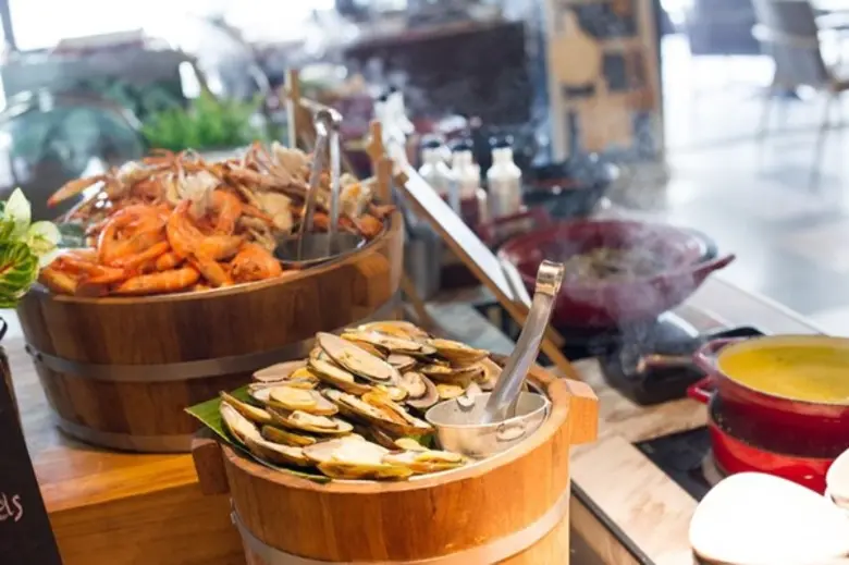 โปรโมชั่นบุฟเฟ่ต์อาหารกลางวันและลดราคา 50% จากเมนูสำหรับมื้อค่ำ ในบรรยากาศแบบโมเดิร์น ณ ห้องอาหารฟู๊ด เอ็กซเชนจ์ โรงแรมโนโวเทล กรุงเทพ สุขุมวิท 20