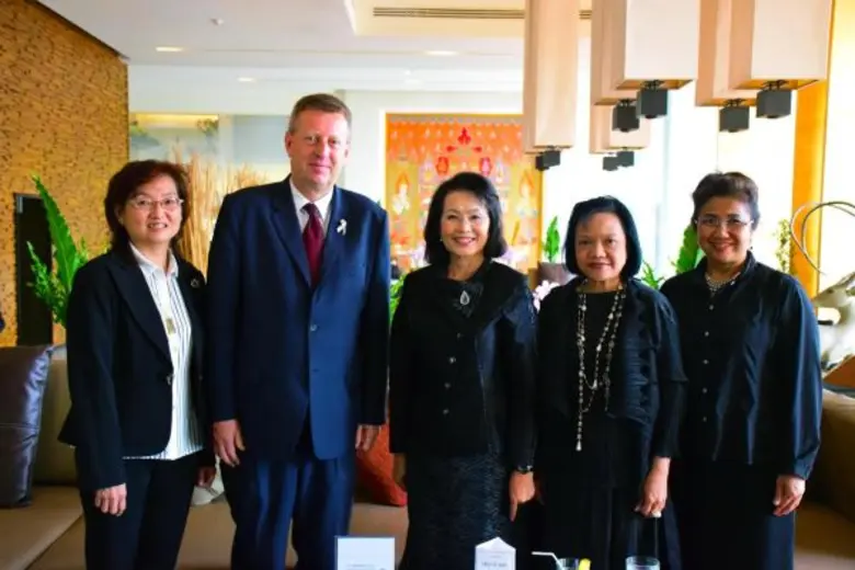 นางวรรณวิไล พรหมลักขโณ (กลาง) รองผู้ว่ารา...