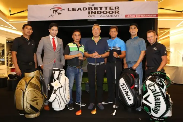 กวีพันธ์ เอี่ยมสกุลรัตน์ (กลาง) ประธานกรร...