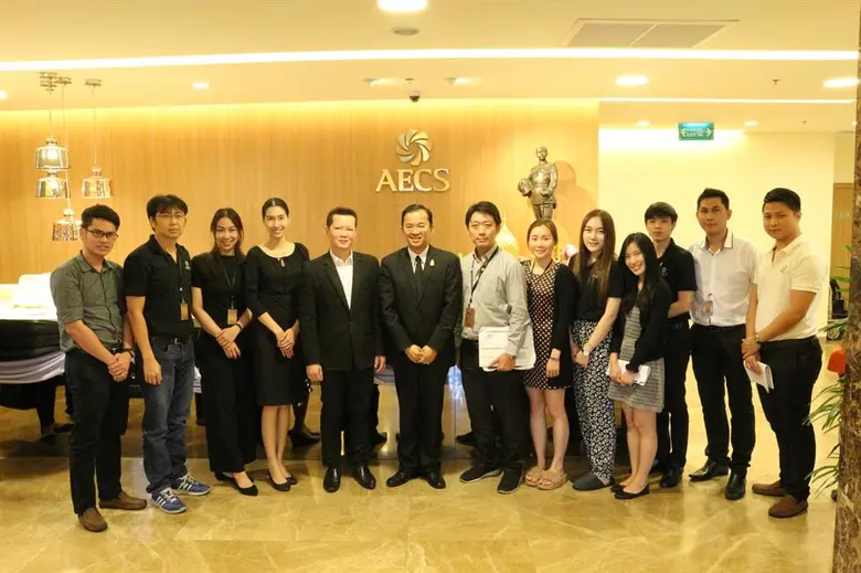 นายรณกฤต สารินวงศ์ (กลางซ้าย) กรรมการผู้จ...