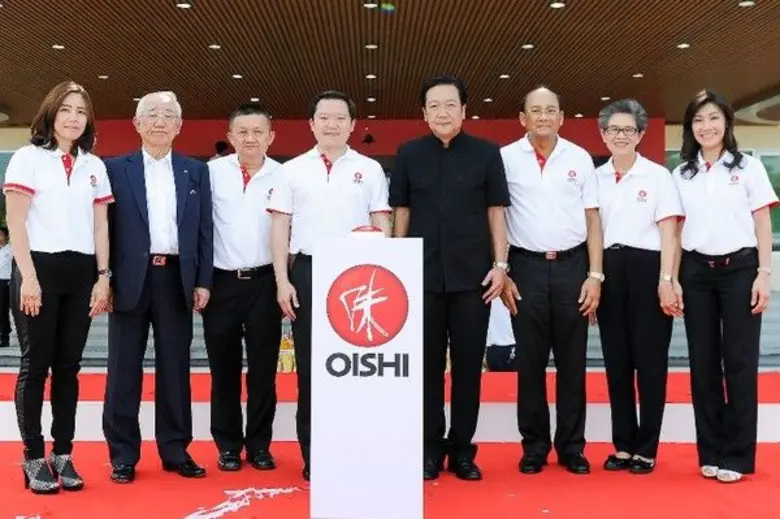 ฐาปน สิริวัฒนภักดี (ที่ 4 จากซ้าย) รองประ...