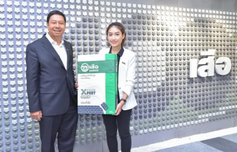 นายนิธิ ภัทรโชค (ซ้าย) ผู้ช่วยผู้จัดการให...