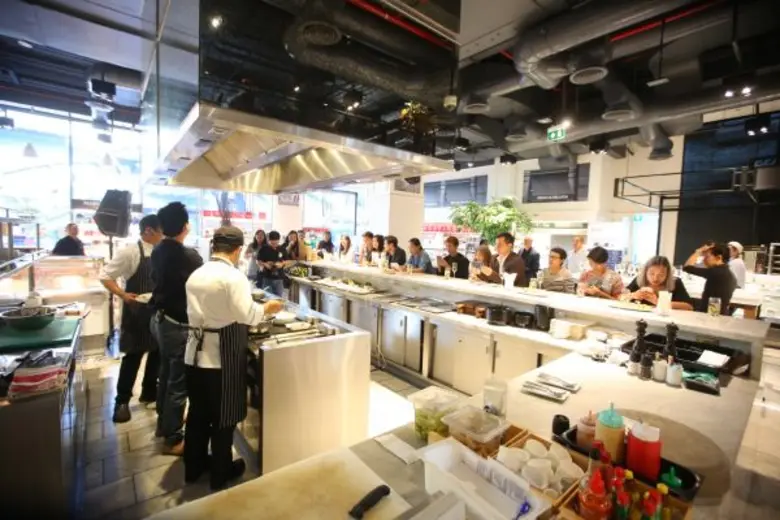 ยูโอบีชวน ชาคริต แย้มนาม UOB Dining Ambassador ชิมเมนูเด็ดต้องลองจากร้านดีน แอนด์ เดลูก้า กับแคมเปญ “มื้อนี้...ใช่เลย” โดยบัตรเครดิตยูโอบี