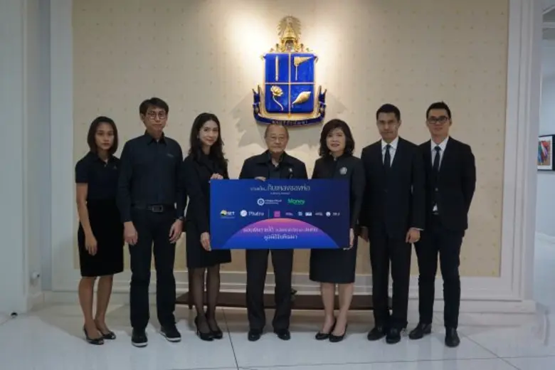 ดร.สุเมธ ตันติเวชกุล (คนกลาง) เลขาธิการมู...