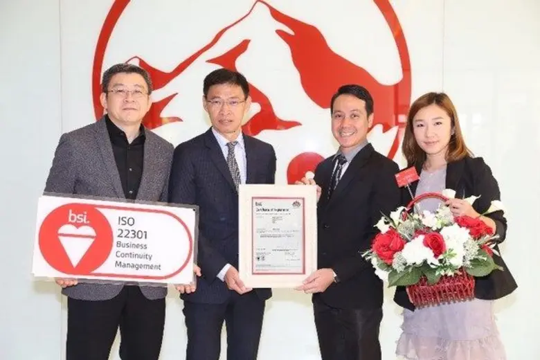 มร. ตัน ฮาค เลห์ (ที่ 2 จากซ้าย) ประธานเจ...