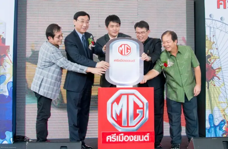 นายชนะ เตชะประเสริฐวิทยา (ที่3จากขวา) กรรมการผู้จัด...