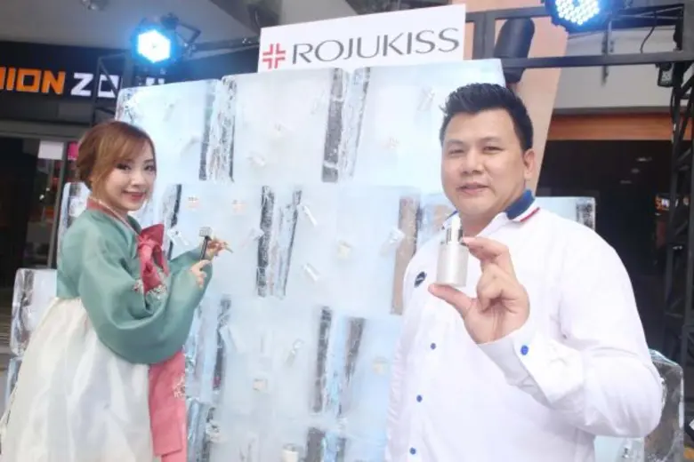 เริ่มแล้ว กิจกรรม “ไอซ์ เบรกกิ้ง ฟรีซซ่า ท้าลมร้อน” กะเทาะน้ำแข็งยักษ์ ลุ้นรับ “โรจูคิส” เวชสำอางสกัดเย็น ฟรี!