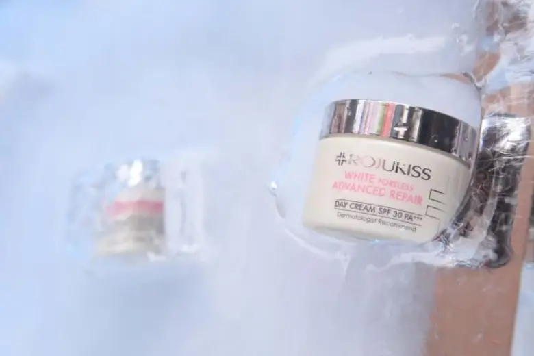 เริ่มแล้ว กิจกรรม “ไอซ์ เบรกกิ้ง ฟรีซซ่า ท้าลมร้อน” กะเทาะน้ำแข็งยักษ์ ลุ้นรับ “โรจูคิส” เวชสำอางสกัดเย็น ฟรี!