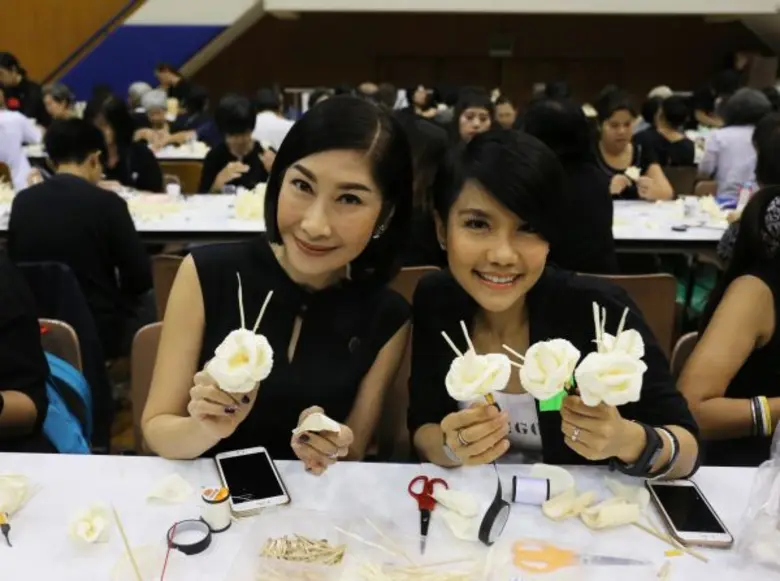 คูลเจแนน-คูลเจกัญ ร่วมเป็นจิตอาสาประดิษฐ์ดอกไม้จันทน์