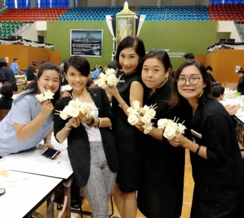 คูลเจแนน-คูลเจกัญ ร่วมเป็นจิตอาสาประดิษฐ์ดอกไม้จันทน์