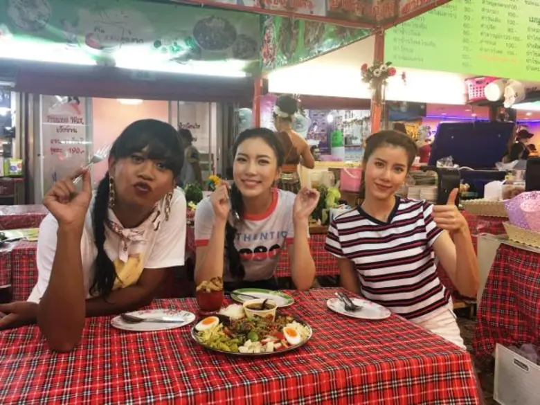 ทีวีไกด์: รายการ “#TEAMGIRL” “เอสเธอร์-มุก-เจนนี่” ตะลุยตลาดนัดเลียบด่วนฯ จัดอันดับ 5 ร้านอาหารรสแซ่บ!!!