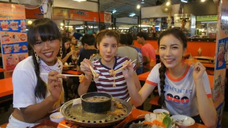 ทีวีไกด์: รายการ “#TEAMGIRL” “เอสเธอร์-มุก-เจนนี่” ตะลุยตลาดนัดเลียบด่วนฯ จัดอันดับ 5 ร้านอาหารรสแซ่บ!!!