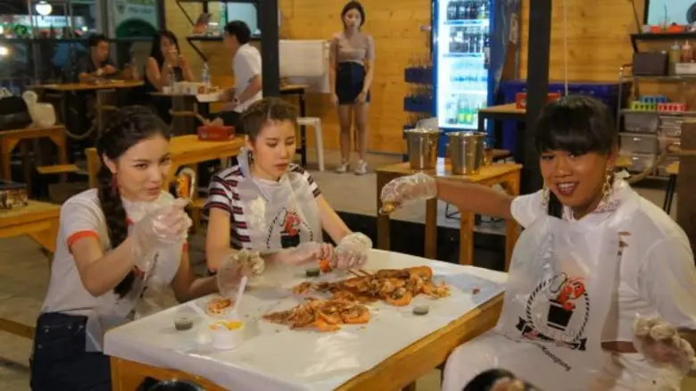 ทีวีไกด์: รายการ “#TEAMGIRL” “เอสเธอร์-มุก-เจนนี่” ตะลุยตลาดนัดเลียบด่วนฯ จัดอันดับ 5 ร้านอาหารรสแซ่บ!!!