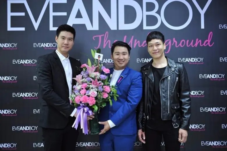 อายุวัต จงเจริญชัยกุล (ที่ 2 จากซ้าย) รอง...