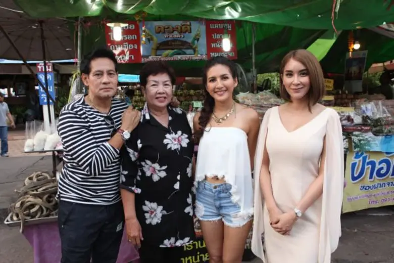 “นก อุษณีย์” แจกความแซ่บ “ตลาดท่าเสด็จ”  พ่อค้า-แม่ค้า หนองคาย ต้นรับอบอุ่น