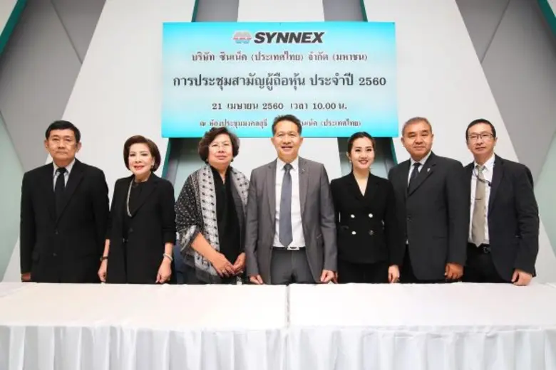 คุณสุพันธุ์ มงคลสุธี (กลาง) ประธานกรรมการ...