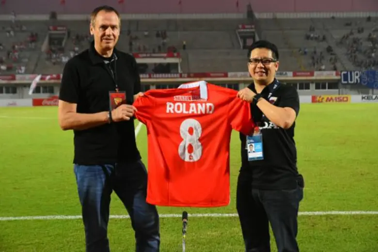 มร. โรลันด์ เฮิน กรรมการผู้จัดการ บริษัท ...