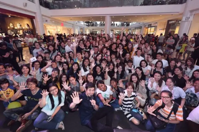 เรียกได้ว่าเป็นนักร้อง นักดนตรีที่มากความ...