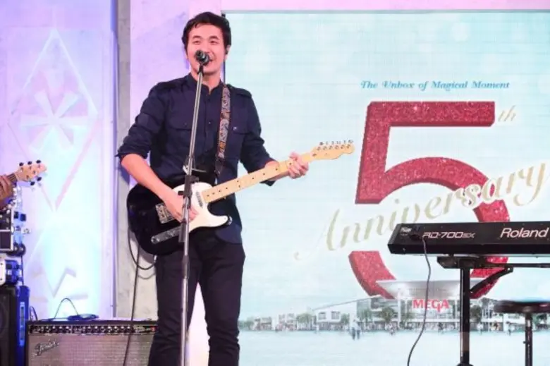 “แสตมป์” โชว์เพลง “ชั่วโมงต้องมนต์” เวอร์ชั่นพิเศษ ในงานฉลองครบรอบ 5 ปี ศูนย์การค้าเมกาบางนา